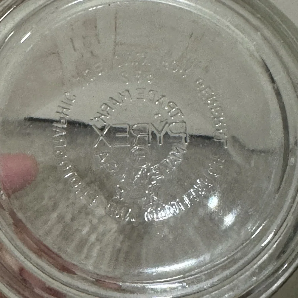 Vintage PYREX 1 Quart/4 Cup Measuring Cup with Red Lettering #532 D Handle USA